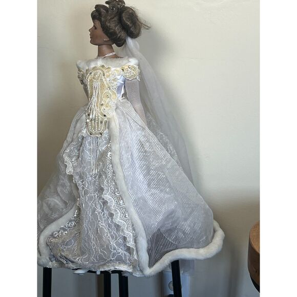 Beautiful Collectible Bride‎ Porcelain Doll On Stand - 22 inches - Picture 3 of 8